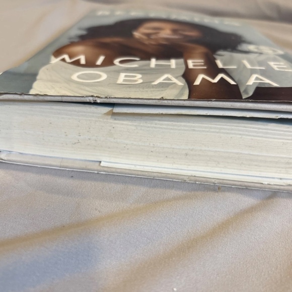 Becoming. Hard cover book by Michelle Obama - Picture 6 of 9